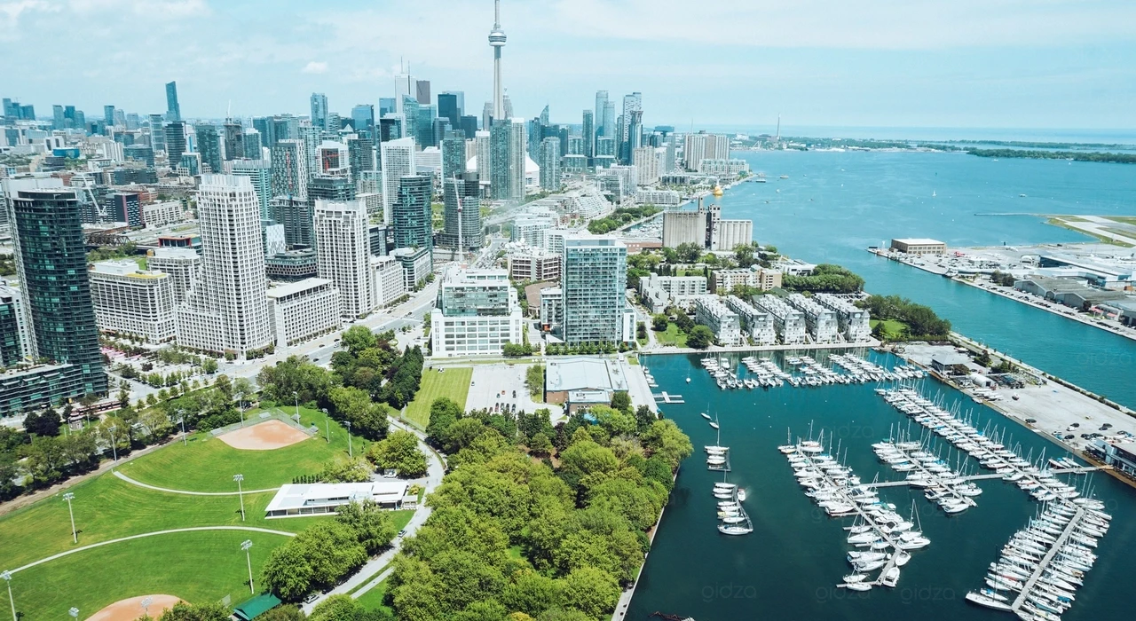 Вид на Торонто и Национальный Яхт-Клуб
