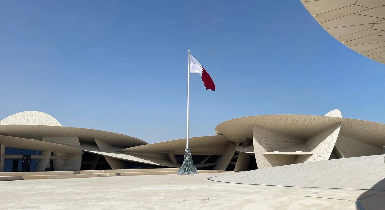 Флаг Катара на фоне Национального музея Катара