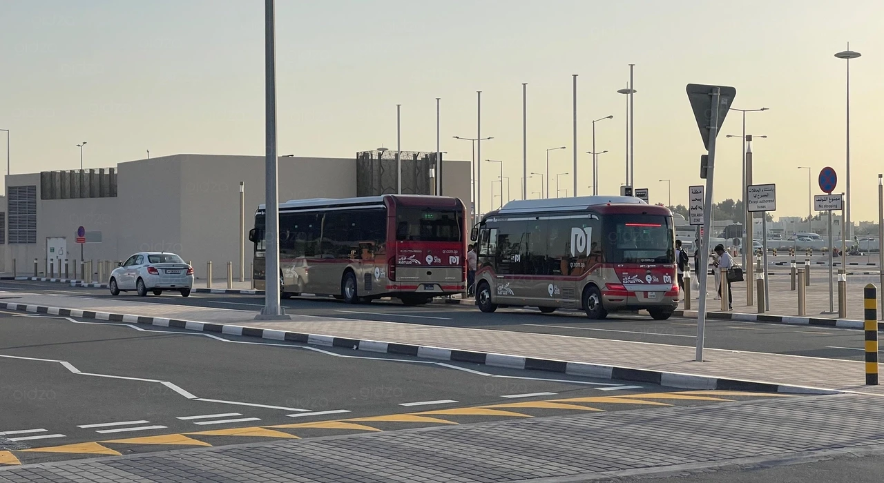 Автобус и бесплатный шаттл в Дохе. Оба транспортных средства на электрической тяге