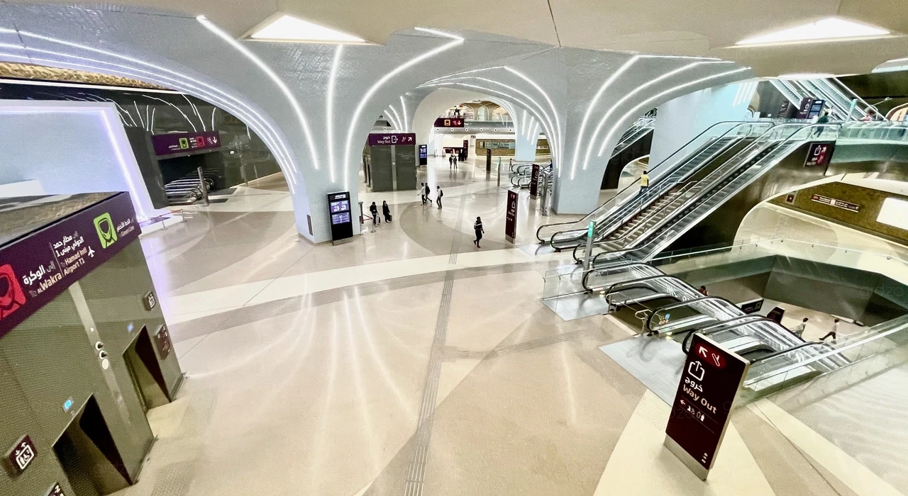 Вестибюль станции метро в Дохе