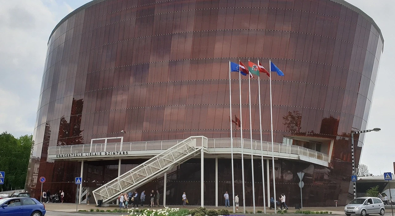 Liepājas koncertzāle «Lielais dzintars» в пасмурную погоду, Лиепая, Латвия